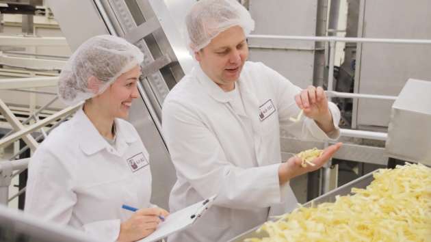 Alb-Gold entwickelt vegane Eiernudeln - Oliver Freidler, Geschäftsführer Alb-Gold-Teigwaren, und Hannah Reiners, Produktentwicklerin bei Alb-Gold - Quelle: Alb-Gold-Teigwaren